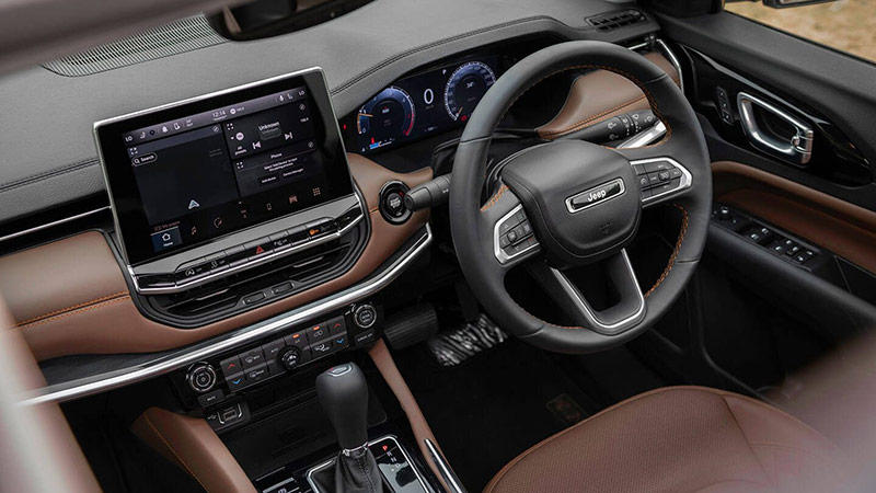 Inside-the-car-Jeep-Commander.jpg