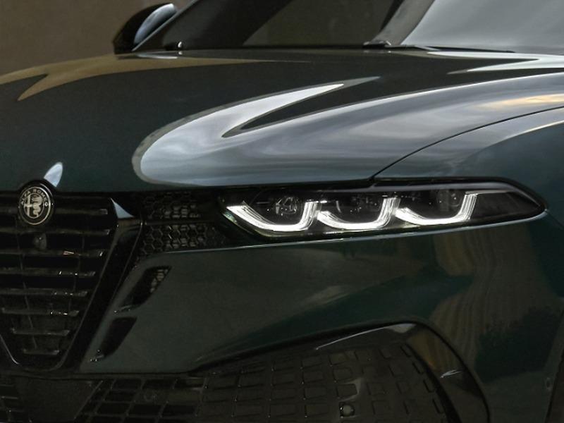 alfa_romeo_headlight_closeup.jpg
