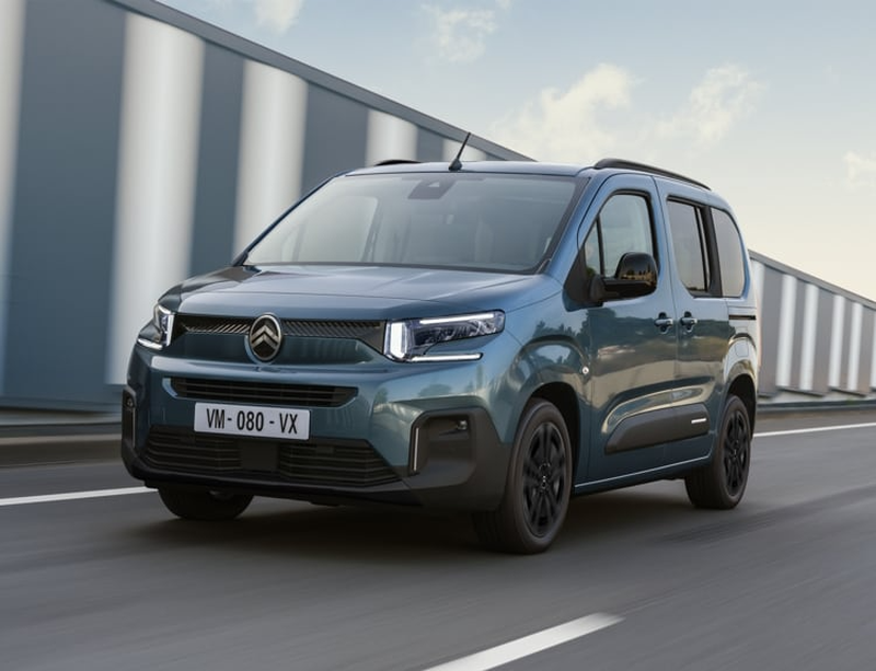 citroen_berlingo_blue_driving.png