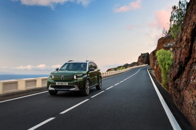 green_citroen_suv_coastal_road.jpg