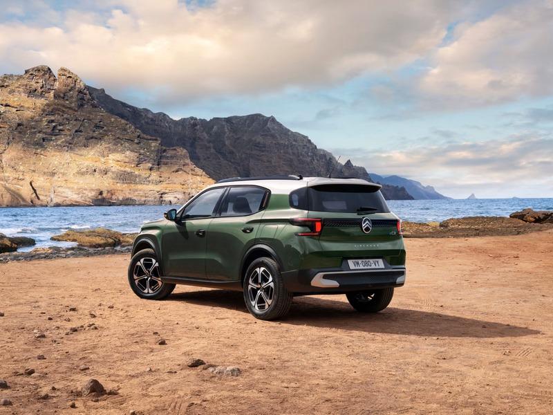 green_citroen_suv_coastal_scenery.jpg