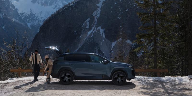 suv_mountain_snow_scene.jpg