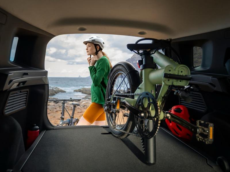 woman_bike_car_trunk_coast.jpg