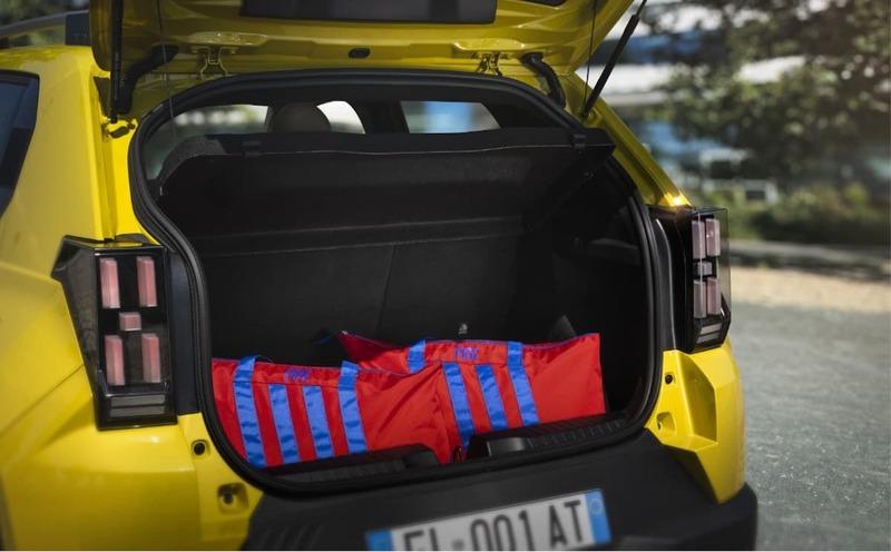 yellow_car_open_trunk_bag.jpg