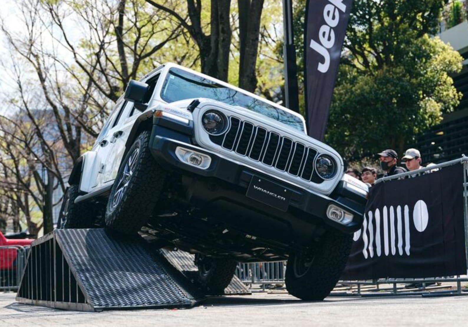オフロード体験会で段差に乗り上げ走破性を実演するJeep Wrangler（正面）