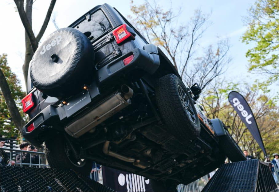 オフロード体験会で段差を越えるJeep Wrangler（後方）